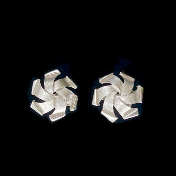 Vintage Trifari Silver Tone Clip on Earrings - Picture 4 of 4
